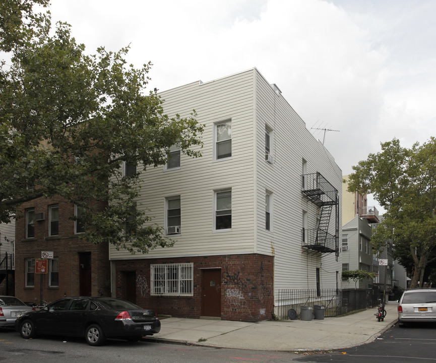 275 Leonard St in Brooklyn, NY - Building Photo