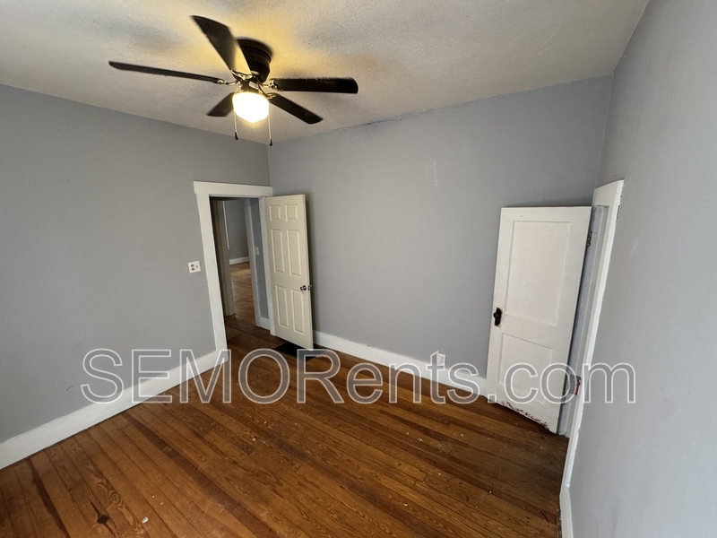 122 E Mary St in Jackson, MO - Building Photo