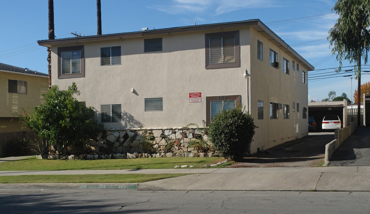 201 N Grandview Ave in Covina, CA - Foto de edificio