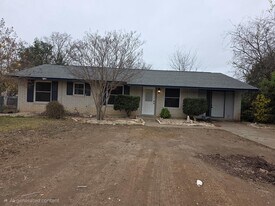 221 Miller St in Kerrville, TX - Building Photo