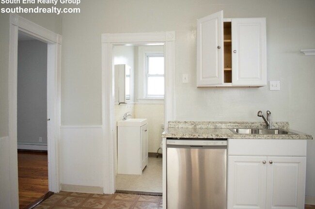 17 Ballard St, Unit 1 in Boston, MA - Building Photo - Building Photo