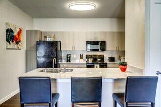 Woodcreek in Wimberley, TX - Foto de edificio - Building Photo