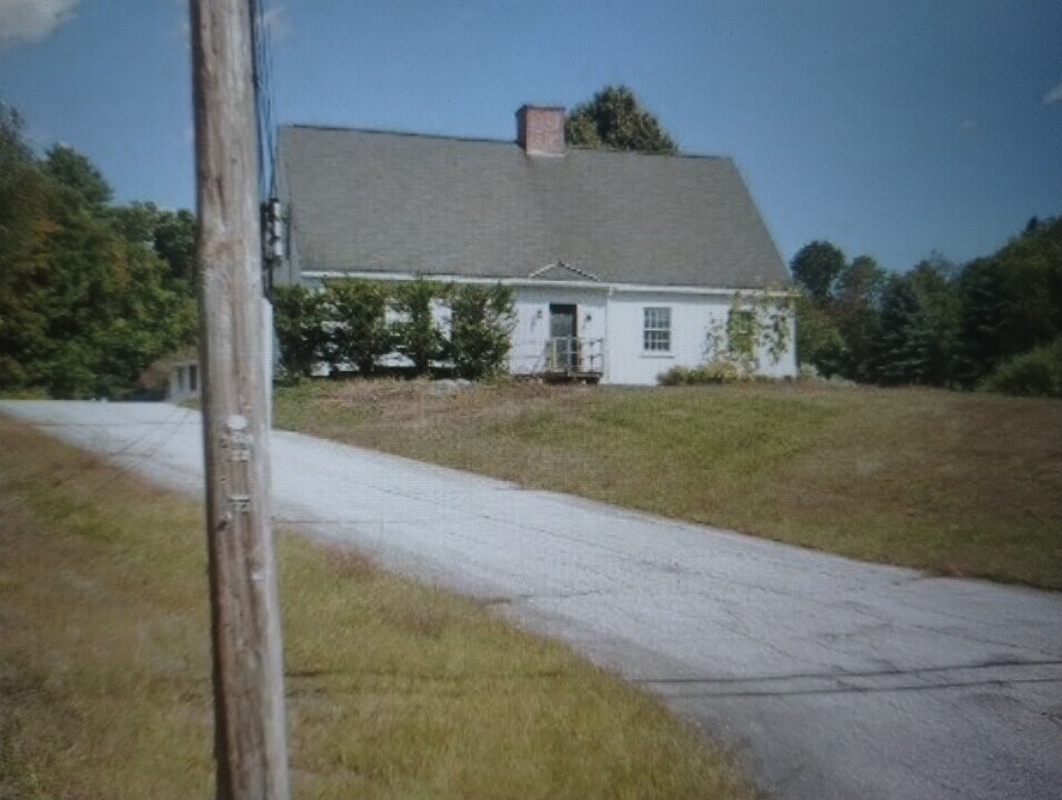 15 Emerson Rd, Unit First Floor in Milford, NH - Building Photo