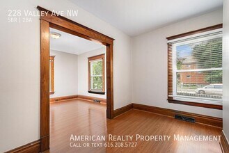 228 Valley Ave NW in Grand Rapids, MI - Building Photo - Building Photo