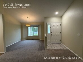 1442 SE Evans Loop in Troutdale, OR - Building Photo - Building Photo