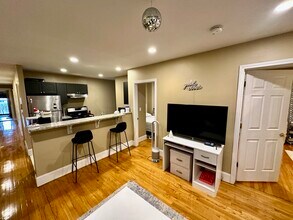 56 Egmont St, Unit 2 in Brookline, MA - Foto de edificio - Building Photo