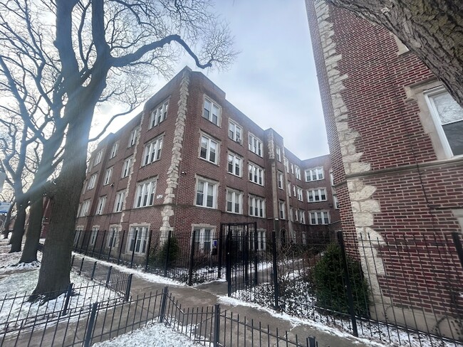 7348 N Damen Ave, Unit 1 in Chicago, IL - Building Photo - Building Photo