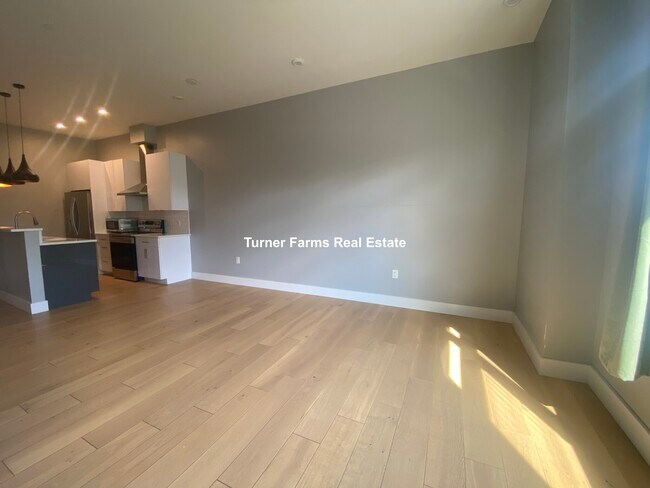 60 Cross St E, Unit 207 in Somerville, MA - Building Photo - Building Photo