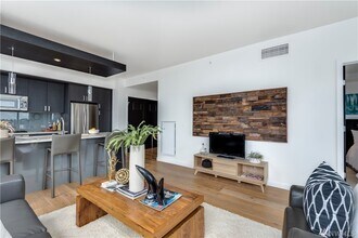 1321 Seneca St, Unit 1003 in Seattle, WA - Foto de edificio - Building Photo