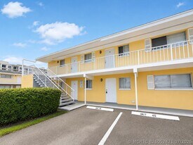 1501 Crescent Cir in West Palm Beach, FL - Building Photo