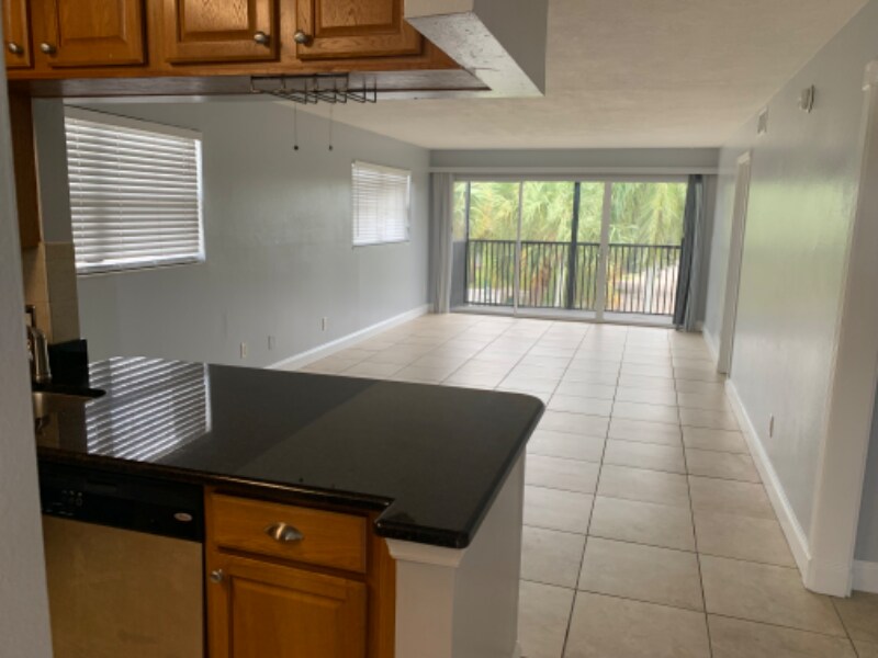 701 N Indian River Dr-Unit -301 in Fort Pierce, FL - Building Photo