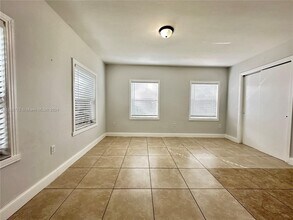 2811 NW 88th St-Unit -2 in Miami, FL - Building Photo - Building Photo