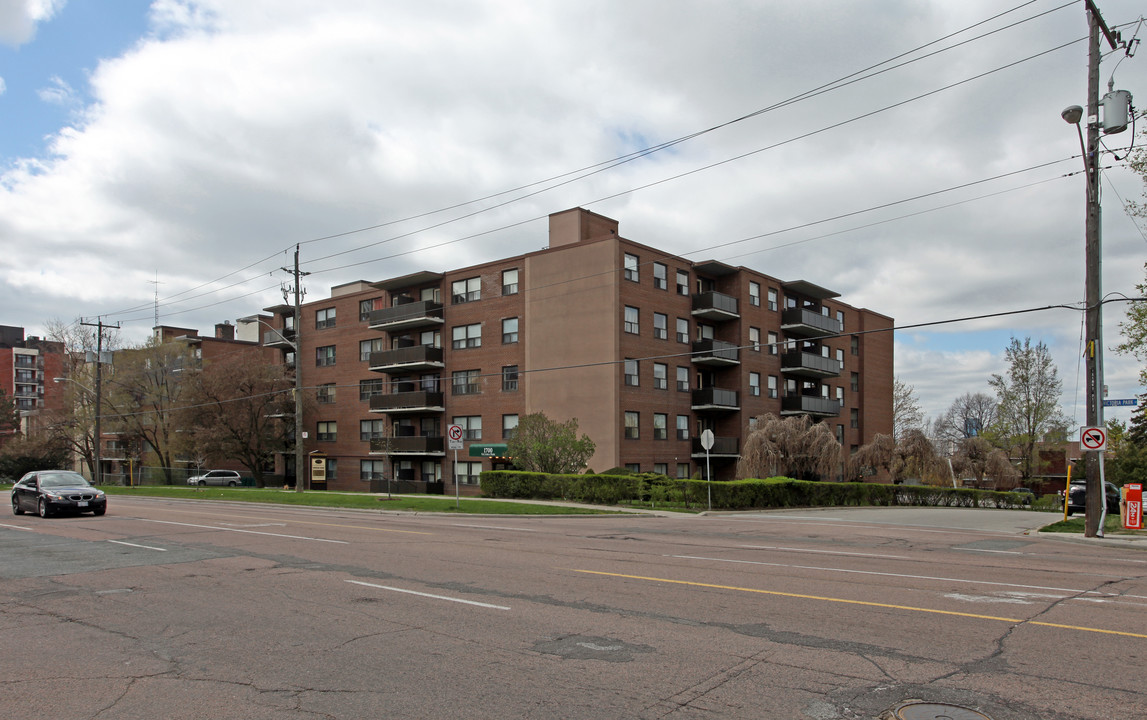 Winwood Courts in Toronto, ON - Building Photo