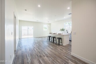909 E Desert Ln in Phoenix, AZ - Foto de edificio - Building Photo