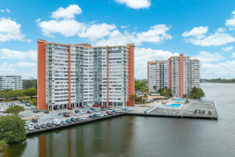 Buckley Towers in North Miami Beach, FL - Building Photo - Building Photo