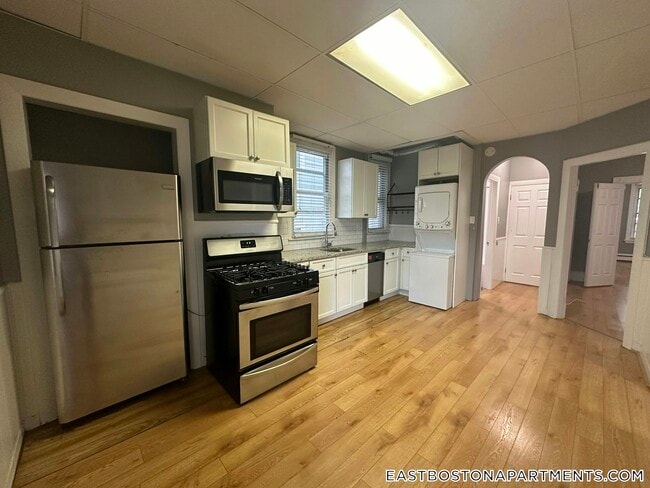 346 Chelsea St in Boston, MA - Foto de edificio - Building Photo