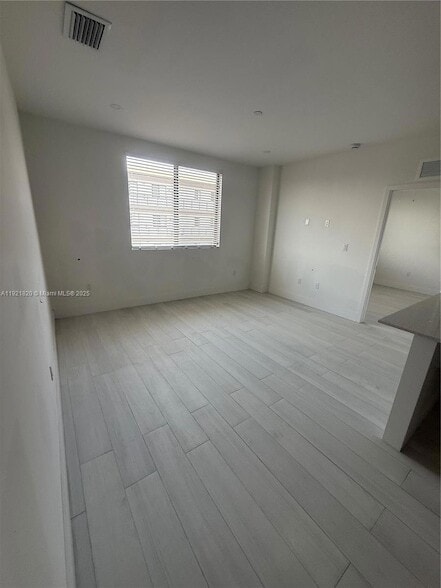 909 E 24th St, Unit 403 in Hialeah, FL - Foto de edificio - Building Photo