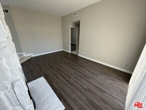 18630 Burbank Blvd in Los Angeles, CA - Building Photo - Building Photo