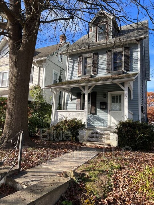 754 Buck Ln in Haverford, PA - Building Photo