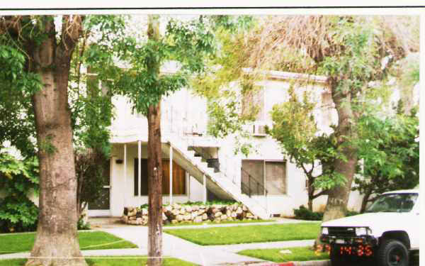 14902 Sylvan St in Van Nuys, CA - Building Photo - Building Photo