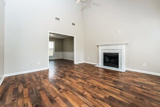 915 Eagle Pointe Dr NW in Lawrenceville, GA - Foto de edificio - Building Photo