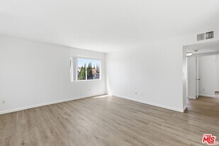1002 N Edgemont St in Los Angeles, CA - Building Photo