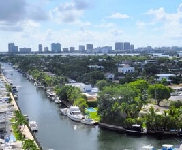 13499 Biscayne Blvd, Unit 1210 in North Miami, FL - Foto de edificio - Building Photo