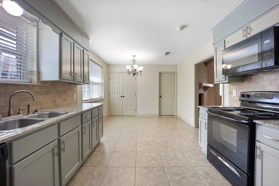 8900 Shadow Bluff Ave in Denham Springs, LA - Building Photo