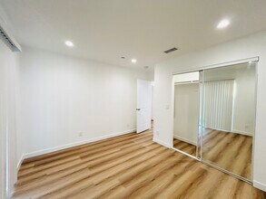 12717 Bradley Ave in Sylmar, CA - Foto de edificio - Building Photo