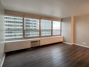 3550 N Lake Shore Dr, Unit 807 in Chicago, IL - Foto de edificio - Building Photo