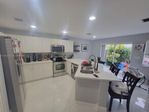 11612 NW 51st Terrace in Doral, FL - Building Photo - Building Photo