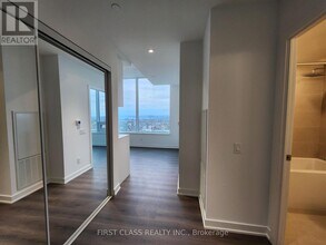 8 Wellesley St W in Toronto, ON - Building Photo - Building Photo