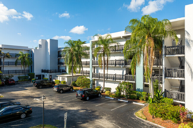 Manaranda Village in Plantation, FL - Building Photo - Building Photo