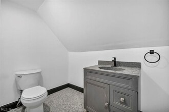 12001 Oakview Ave, Unit UP in Cleveland, OH - Foto de edificio - Building Photo