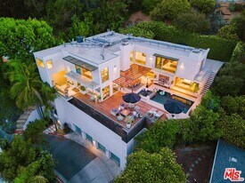 8854 Hollywood Hills Rd in Los Angeles, CA - Building Photo