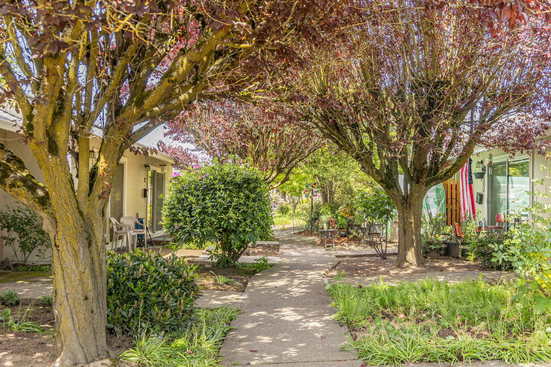 Colonial Village in Newberg, OR - Building Photo