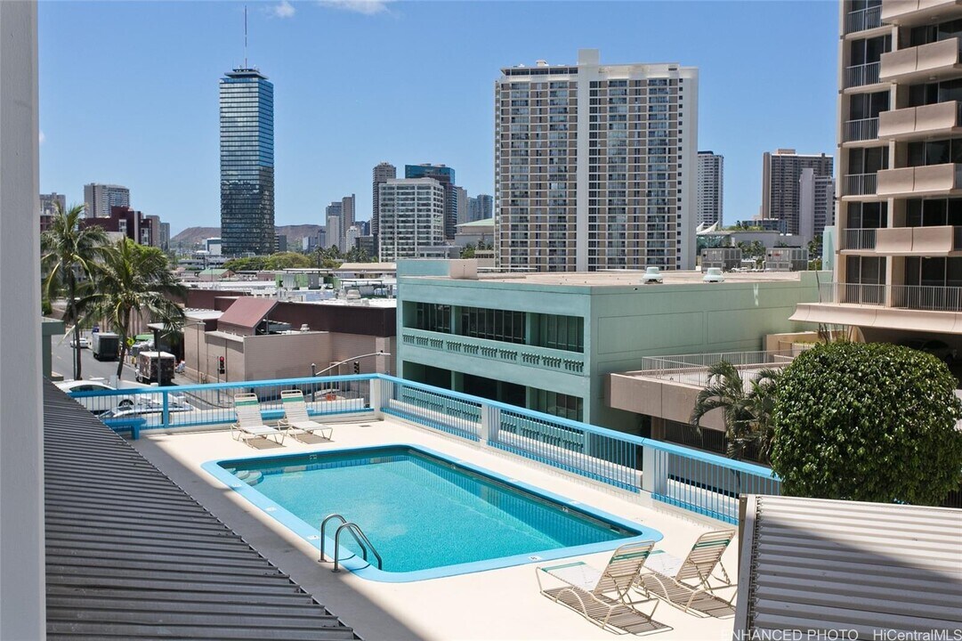 1560 Kanunu St in Honolulu, HI - Building Photo