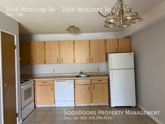 2406 Heseltine Rd in Regina, SK - Building Photo