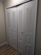 17 Sheldon Rd in Brook Park, OH - Foto de edificio - Building Photo