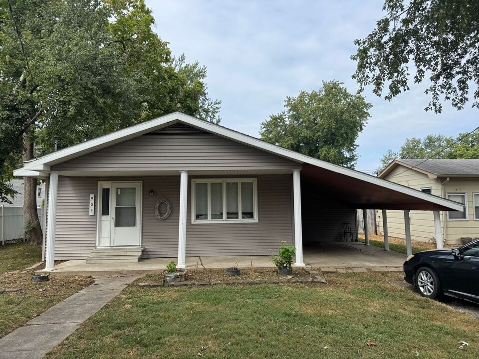 903 Highland St in Benton, IL - Foto de edificio