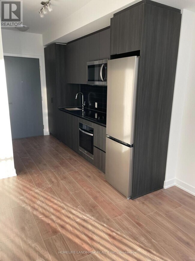 5858 Yonge St in Toronto, ON - Building Photo - Building Photo