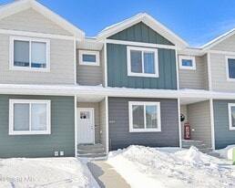 809 Thames Ct in Grand Forks, ND - Building Photo