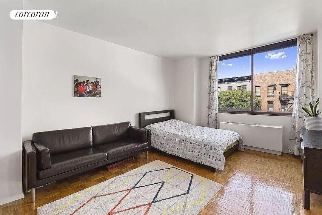 393 W 49th St in New York, NY - Building Photo