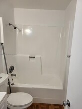 5156 NE 6th Ave in Oakland Park, FL - Foto de edificio - Building Photo