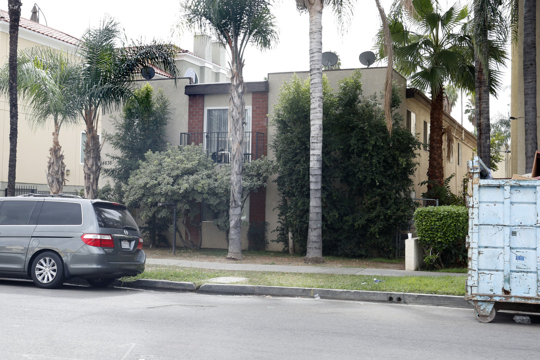 14638 Sylvan St in Van Nuys, CA - Building Photo