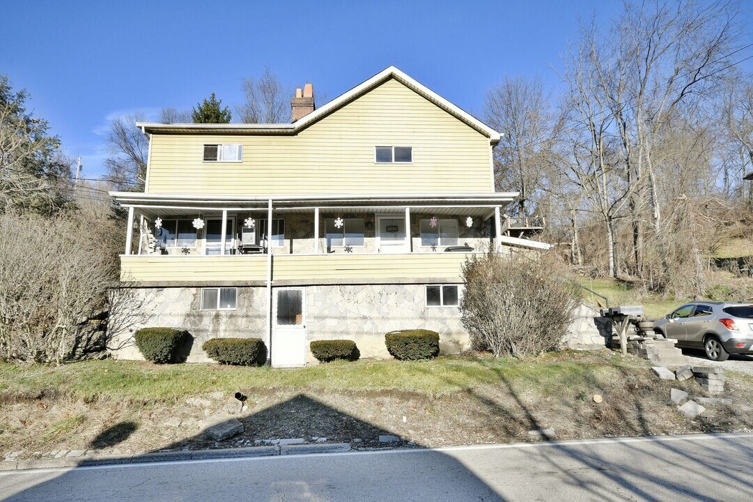 741-743-743 Bower Hill Rd in Bridgeville, PA - Building Photo