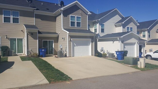 1035 Ileagnes Rd in Raleigh, NC - Foto de edificio - Building Photo