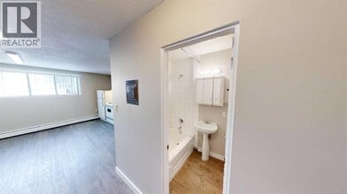 9932-9105 105 Ave in Grande Prairie, AB - Building Photo - Building Photo