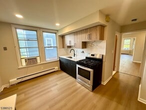 6 Swaine Pl in West Orange, NJ - Building Photo - Building Photo