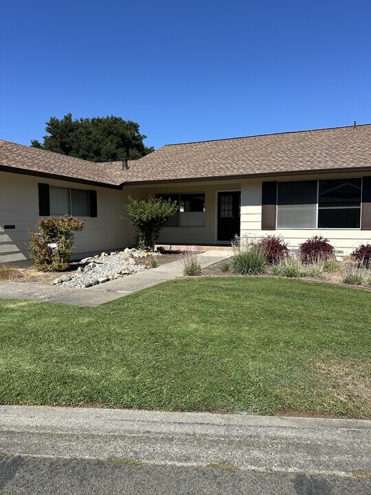 175 Oak Island Dr in Santa Rosa, CA - Building Photo